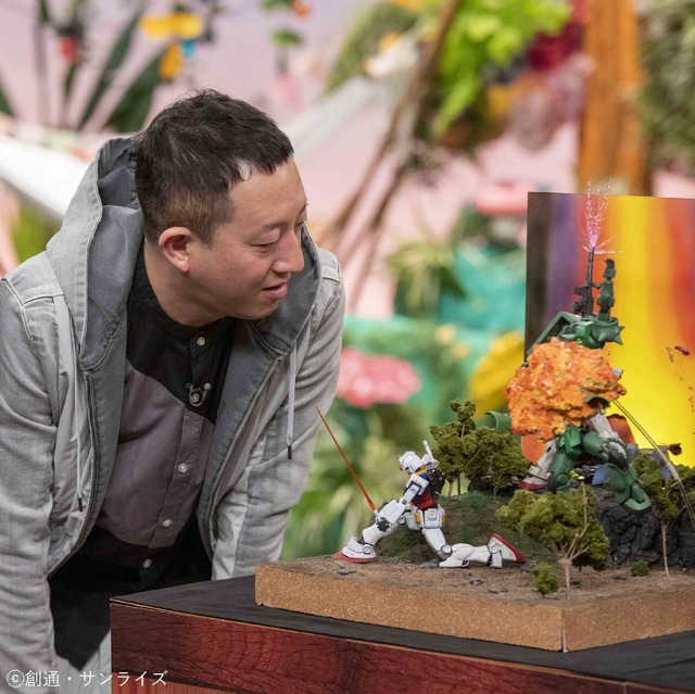 『沼にハマってきいてみた』ガンプラを見る高橋（C）創通・サンライズ