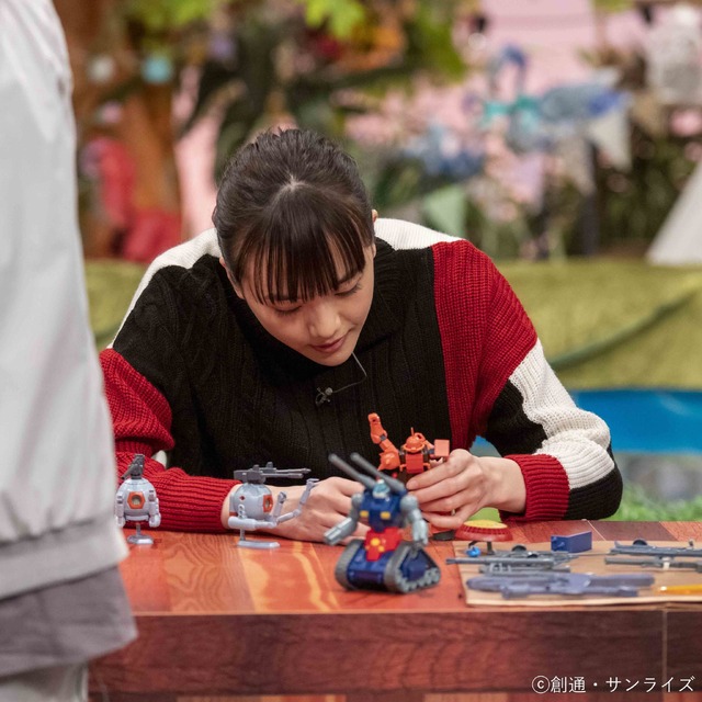 『沼にハマってきいてみた』熱中する松井（C）創通・サンライズ