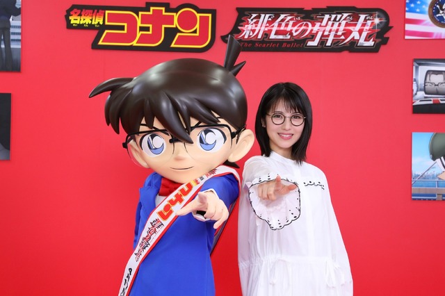 「浜辺美波×コナン」その2（C）2020 青山剛昌／名探偵コナン製作委員会