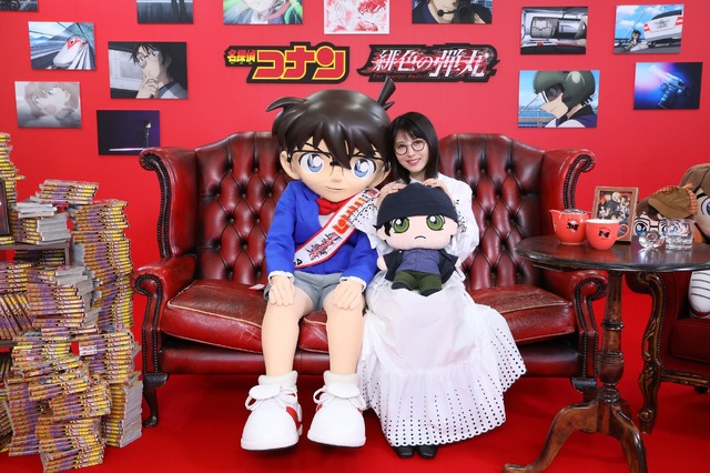 「浜辺美波×コナン」その1（C）2020 青山剛昌／名探偵コナン製作委員会