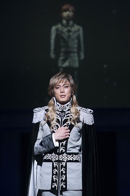 手前・ラインハルト・フォン・ローエングラム（間宮祥太朗）、奥・ジークフリード・キルヒアイス（福山翔大）『銀河英雄伝説 第四章 前篇 激突前夜 』より（C）田中芳樹/舞台「銀河英雄伝説」実行委員会