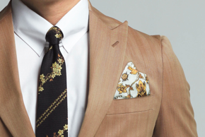 TVアニメ『ジョジョの奇妙な冒険 黄金の風』コラボスーツ ジョルノ・ジョバァーナモデル◆ジャケット ￥28,000(税抜)◆パンツ ￥12,000(税抜)（C）LUCKY LAND COMMUNICATIONS/集英社・ジョジョの奇妙な冒険 GW 製作委員会