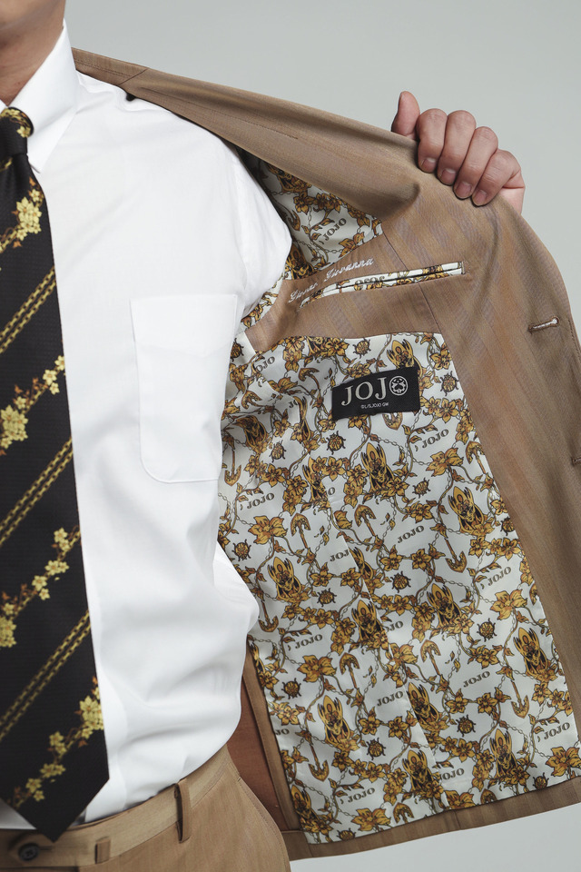 TVアニメ『ジョジョの奇妙な冒険 黄金の風』コラボスーツ ジョルノ・ジョバァーナモデル◆ジャケット ￥28,000(税抜)◆パンツ ￥12,000(税抜)（C）LUCKY LAND COMMUNICATIONS/集英社・ジョジョの奇妙な冒険 GW 製作委員会