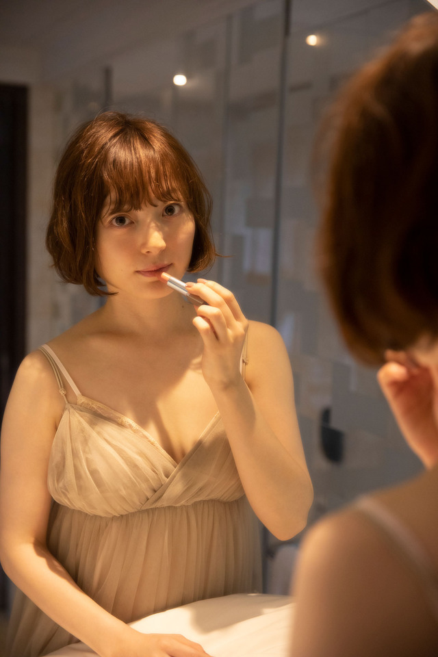 花澤香菜写真集「How to go?」(東京ニュース通信社刊)3,000円（税別）