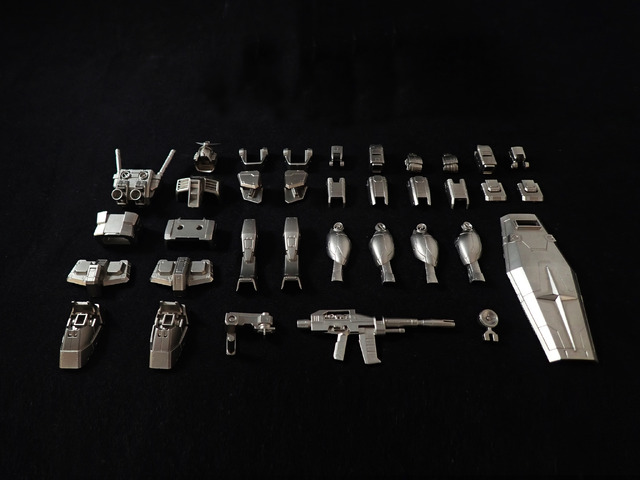 「ガンダリウム合金モデル 1/144 スケール RX-78-2 ガンダム」（C）創通・サンライズ