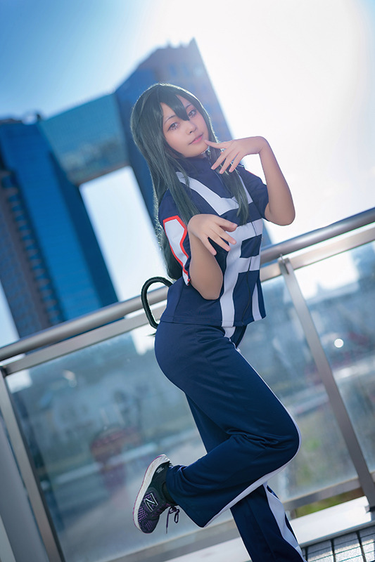 【コスプレ】「ヒロアカ」蛙吹梅雨ちゃんの躍動感を再現！ 女子高生レイヤー・KAPI【写真17枚】