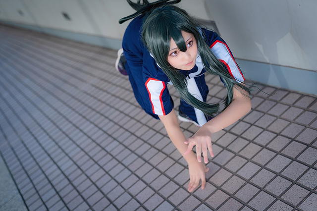 【コスプレ】「ヒロアカ」蛙吹梅雨ちゃんの躍動感を再現！ 女子高生レイヤー・KAPI【写真17枚】