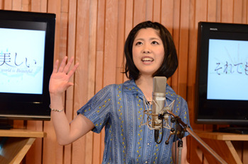 「アメフラシの歌」を歌唱する前田