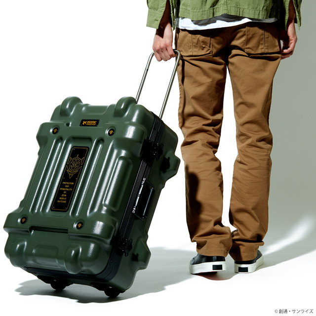 「STRICT-G × PROTEXキャリーケースCR-4000 『機動戦士ガンダム』ジオン軍モデル（使用イメージ）」140,800円（税込）（C）創通・サンライズ