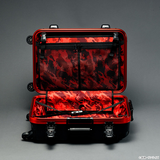 「STRICT-G × PROTEXキャリーケースCR-3300 『機動戦士ガンダム』シャアモデル（内側）」118,800円（税込）（C）創通・サンライズ