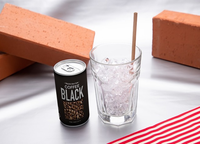 【赤井秀一カフェ（緋色編）】「滑り落ちた BLACK コーヒー」790円（C）青山剛昌／小学館・読売テレビ・TMS 1996（C）2020 青山剛昌／名探偵コナン製作委員会