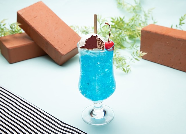 【赤井秀一カフェ（さざ波編）】「シャーロックホームズの弟子だ！！」クリームソーダ・990円（C）青山剛昌／小学館・読売テレビ・TMS 1996（C）2020 青山剛昌／名探偵コナン製作委員会