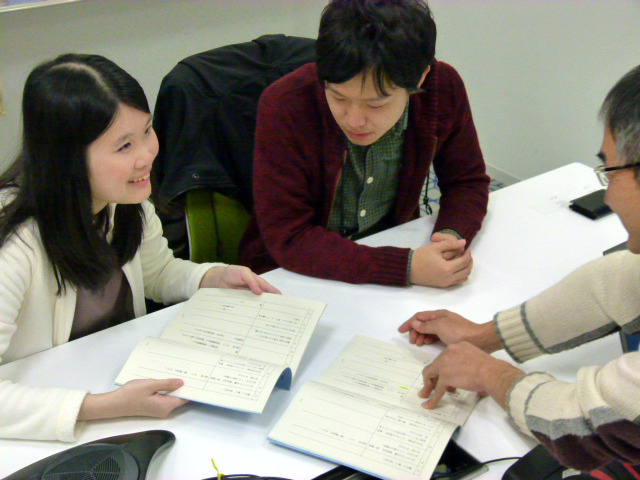 石丸プロデューサーとアフレコ台本をチェック