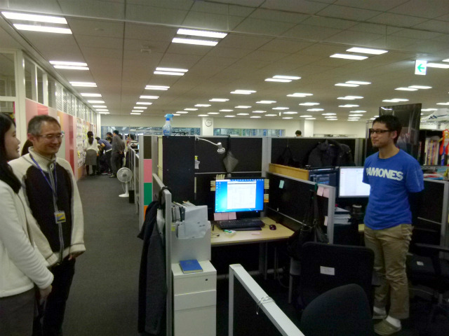 『シドニアの騎士』スタッフとにこやかにあいさつ