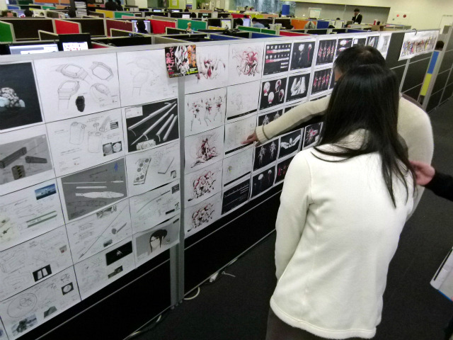 スタジオ内に掲示されたデザインスケッチから