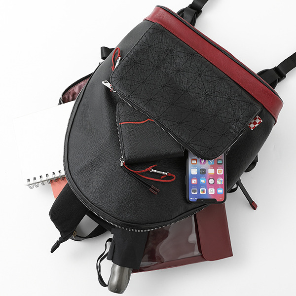 『鬼滅の刃』×SuperGroupies 禰豆子モデル  バッグ、財布使用イメージ （C）吾峠呼世晴／集英社・アニプレックス・ufotable