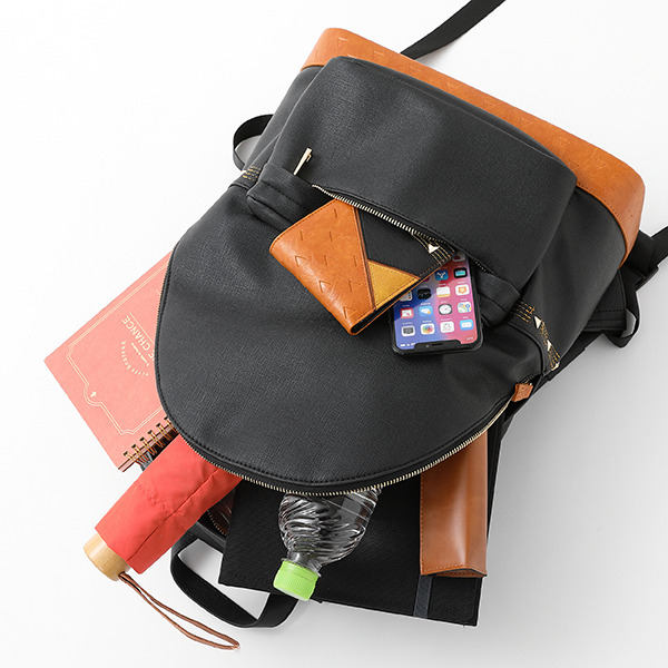 『鬼滅の刃』×SuperGroupies 善逸モデル  バッグ、財布 使用イメージ （C）吾峠呼世晴／集英社・アニプレックス・ufotable