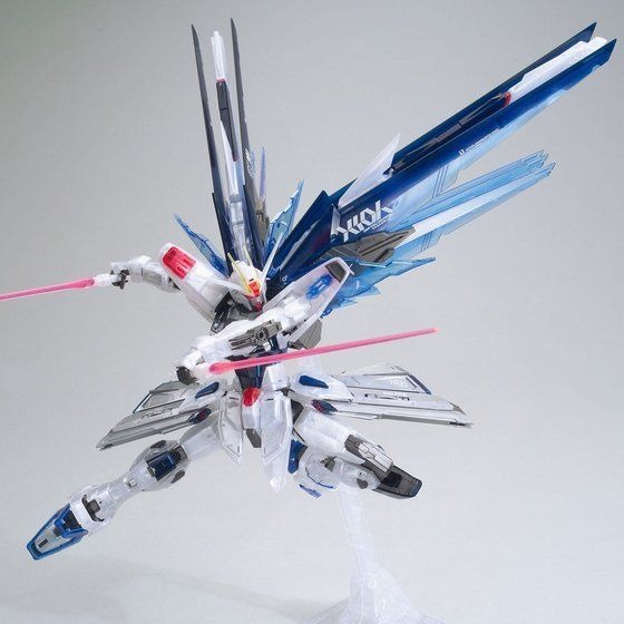 「MG 1/100 ガンダムベース限定 フリーダムガンダムVer.2.0」4,950円（税込）（C）創通・サンライズ