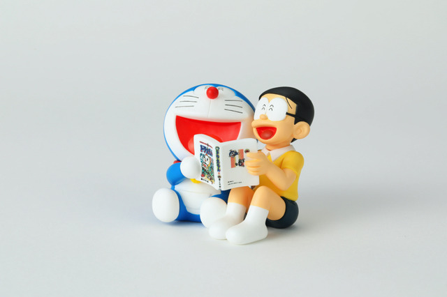 「100年ドラえもん」ドラえもん＆のび太 100 年後もまんがを読んで爆笑フィギュア　70,000円（税別）（C）藤子プロ・小学館