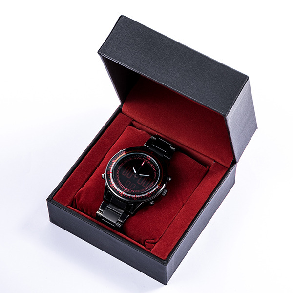 佐久間まゆモデル 腕時計 19,800円(税別)（C）BANDAI NAMCO Entertainment Inc.