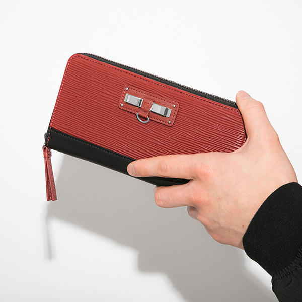 佐久間まゆモデル 財布 11,000円(税別))（C）BANDAI NAMCO Entertainment Inc.