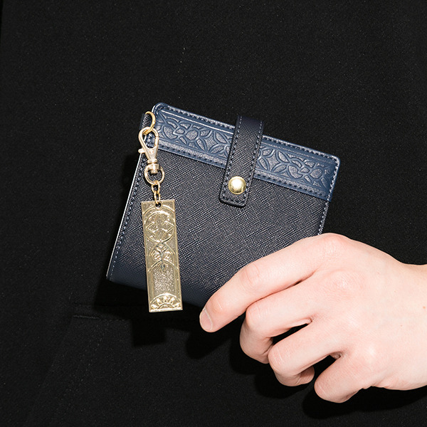 鷺沢文香モデル 財布 11,000円(税別)（C）BANDAI NAMCO Entertainment Inc.