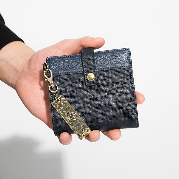 鷺沢文香モデル 財布 11,000円(税別)（C）BANDAI NAMCO Entertainment Inc.