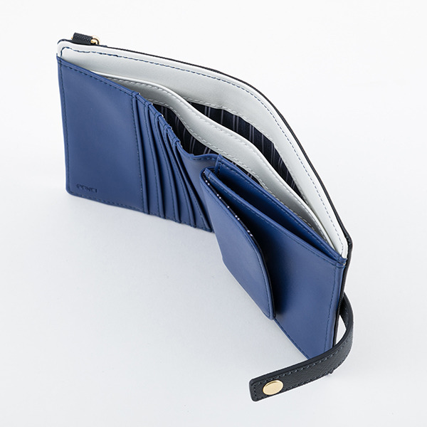 鷺沢文香モデル 財布 11,000円(税別)（C）BANDAI NAMCO Entertainment Inc.鷺沢文香モデル 財布 11,000円(税別)（C）BANDAI NAMCO Entertainment Inc.