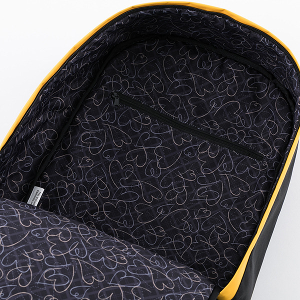 佐藤心モデル バッグ 15,000円(税別)（C）BANDAI NAMCO Entertainment Inc.