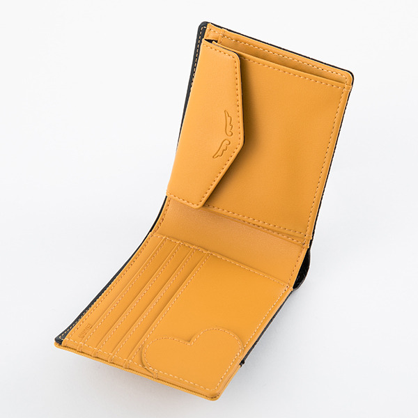 佐藤心モデル 財布 11,000円(税別))（C）BANDAI NAMCO Entertainment Inc.