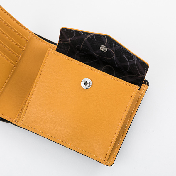 佐藤心モデル 財布 11,000円(税別))（C）BANDAI NAMCO Entertainment Inc.