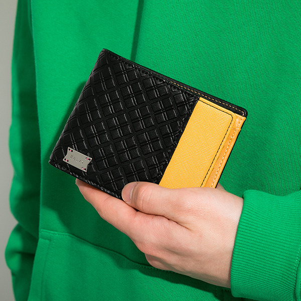 佐藤心モデル 財布 11,000円(税別))（C）BANDAI NAMCO Entertainment Inc.