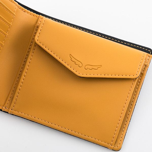 佐藤心モデル 財布 11,000円(税別))（C）BANDAI NAMCO Entertainment Inc.