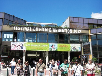 細田監督作品が、正面のバナーで大きく紹介されている。