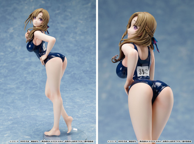 「大好真々子 スク水Ver.」13,000円（税別）（C）2019 井中だちま・飯田ぽち。 ／株式会社ＫＡＤＯＫＡＷＡ／お母さんは好きですか？製作委員会