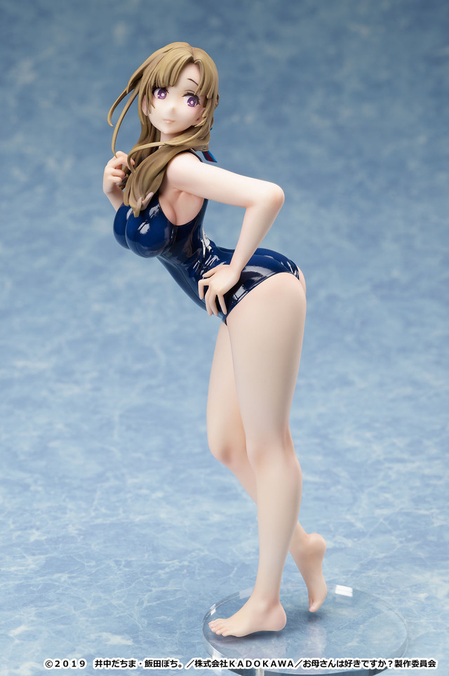 「大好真々子 スク水Ver.」13,000円（税別）（C）2019 井中だちま・飯田ぽち。 ／株式会社ＫＡＤＯＫＡＷＡ／お母さんは好きですか？製作委員会