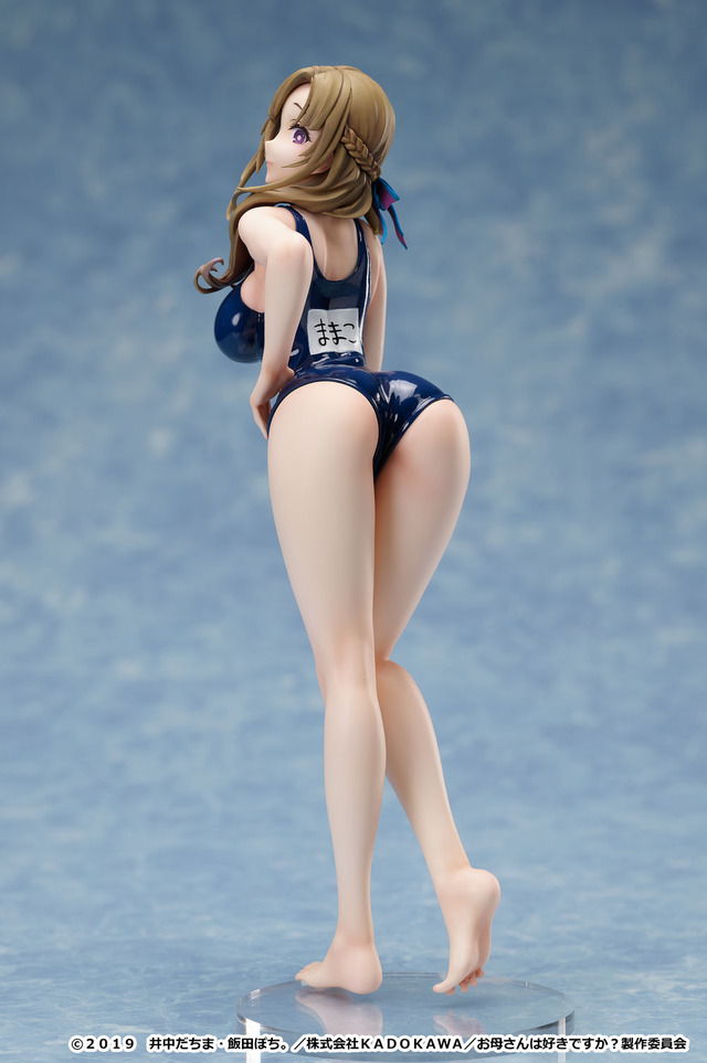 「大好真々子 スク水Ver.」13,000円（税別）（C）2019 井中だちま・飯田ぽち。 ／株式会社ＫＡＤＯＫＡＷＡ／お母さんは好きですか？製作委員会