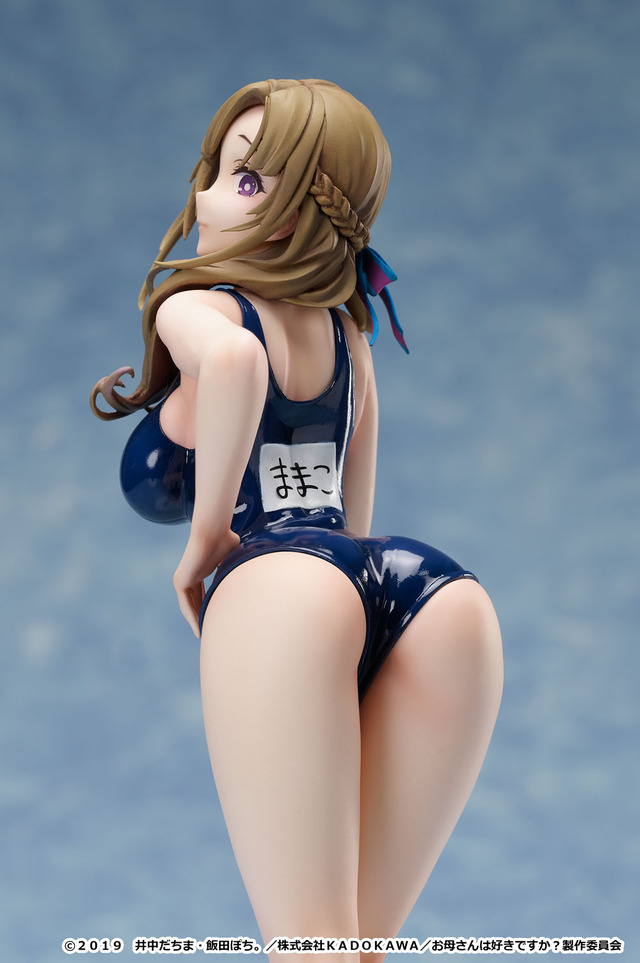 「大好真々子 スク水Ver.」13,000円（税別）（C）2019 井中だちま・飯田ぽち。 ／株式会社ＫＡＤＯＫＡＷＡ／お母さんは好きですか？製作委員会