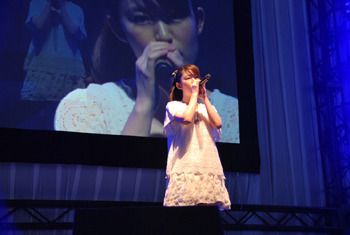 小松未可子の「Black Holy」で幕を開けたイベント。小松は「こんな大勢の前で歌うのは始めてだったので緊張しました」とコメント。