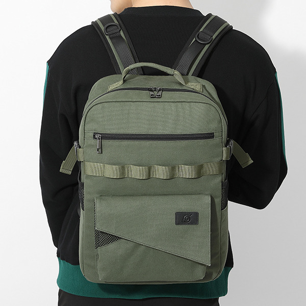 『NARUTO-ナルト- 疾風伝』コラボレーション はたけカカシバッグ 14,800円（税抜）（C）岸本斉史 スコット／集英社・テレビ東京・ぴえろ