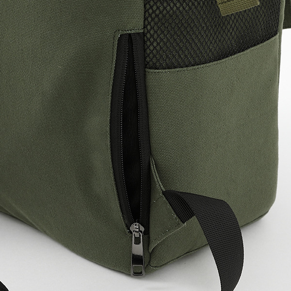 『NARUTO-ナルト- 疾風伝』コラボレーション はたけカカシバッグ 14,800円（税抜）（C）岸本斉史 スコット／集英社・テレビ東京・ぴえろ