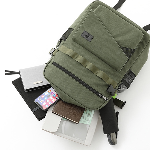 『NARUTO-ナルト- 疾風伝』コラボレーション はたけカカシバッグ 14,800円（税抜）（C）岸本斉史 スコット／集英社・テレビ東京・ぴえろ