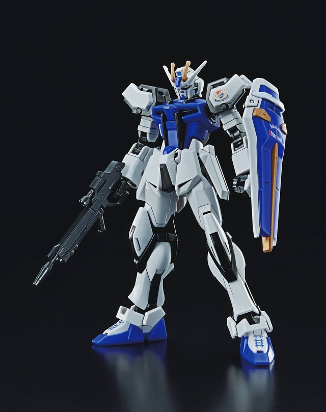 横浜 F･マリノス「ストライクガンダム」3000円（税込）（C）1992 Y.MARINOS（C）創通・サンライズ（C）創通・サンライズ・MBS