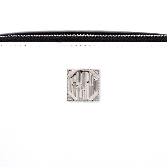 「仮面ライダーゼロワン　ショルダーバッグ（イズコスチュームver.）」9,900円（税込）（C）2019 石森プロ・テレビ朝日・ADK EM・東映