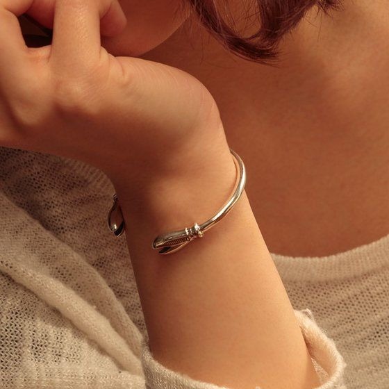 「バルタン星人モデル」バングル　17,600円（税込）（C）円谷プロ