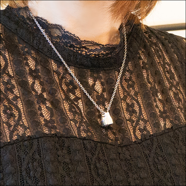 『ありふれた職業で世界最強』コラボシルバーアクセサリーシリーズ　オルクスの指輪(ペンダント)商品価格：12,000円＋税（C）白米良・オーバーラップ／ありふれた製作委員会