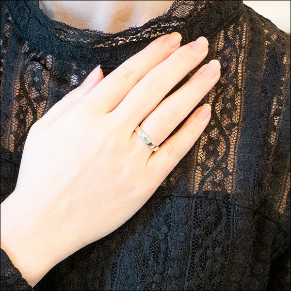 『ありふれた職業で世界最強』コラボシルバーアクセサリーシリーズ　魔晶石の指輪 ユエver.商品価格：9,000円＋税（C）白米良・オーバーラップ／ありふれた製作委員会