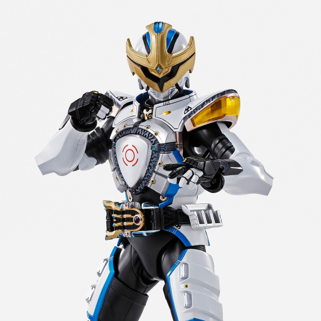 「S.H.Figuarts（真骨彫製法）仮面ライダーイクサ セーブモード／バーストモード」8,800円（税込）（C）石森プロ・東映