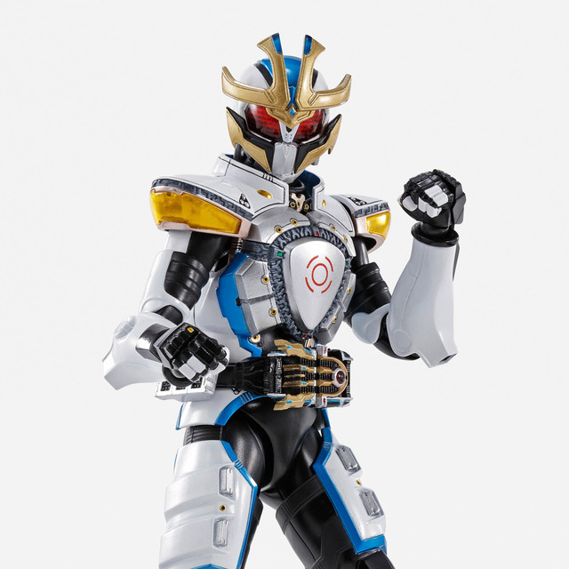 「S.H.Figuarts（真骨彫製法）仮面ライダーイクサ セーブモード／バーストモード」8,800円（税込）（C）石森プロ・東映