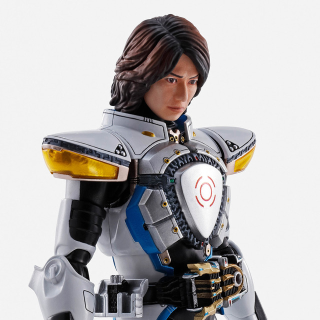 「S.H.Figuarts（真骨彫製法）仮面ライダーイクサ セーブモード／バーストモード」8,800円（税込）（C）石森プロ・東映